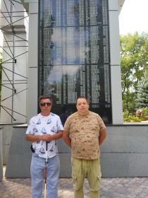 Внуки Маркушевы Николай и Роман у мемориальной плиты братской могилы №162