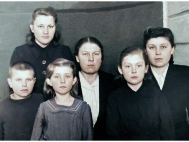 Супруга Елена Александровна с детьми- Борисом,Ритой, Руфиной и Ольгой Стоит- племянница.