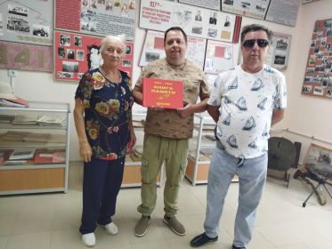 Внуки Маркушевы Николай и Роман в музее знакомятся с КНИГОЙ ПАМЯТИ