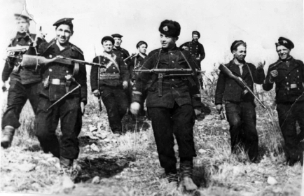 04.1942. г. Севастополь (окрестности). Группа разведчиков 7 бригады морской пехоты, Черноморского флота, возвращается с боевого рейда.