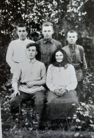Семья Радюк (слева направо, сверху вниз): Евгений, Николай, Леонид, Александр Герасимовичи, Анна Савельевна