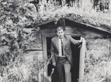 Леонид на Полесье (у входа на склад, который он охранял во время войны). Как отмечал Леонид, во время войны вход был с противоположной стороны.