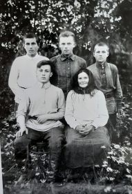 Семья Радюк (слева направо, сверху вниз): Евгений, Николай, Леонид, Александр Герасимовичи, Анна Савельевна