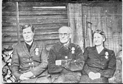 Евдокимова Евдокия Никитична.Чазовы: Михаил Дмитриевич и Елена Сергеевна во дворе дома Чазовых по ул.Ленина.