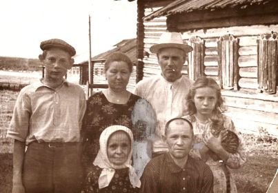Семейная фотография с дочерью Ниной Владимировной и родственниками в д. Никитин Починок