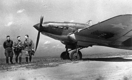 312 шап. 08.1841. Летчики (слева направо): мл. л-нт Локтионов Василий Михайлович (1919-1942), ГСС мл. л-нт Ступишин Михаил Протасович (1916-), мл. л-нт Соколов Александр Ильич (1919-1942).