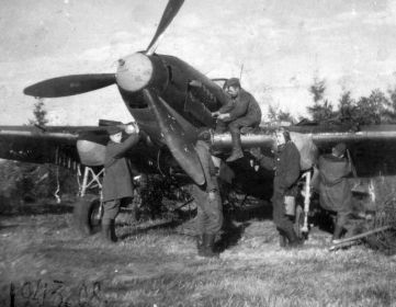 312 шап. Командир звена старший лейтенант Штангеев Николай Иванович (23.04.1922-3.09.2010) рядом с Ил-2.