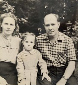 Семейная фотография с женой Анастасией и дочкой Ирой.
