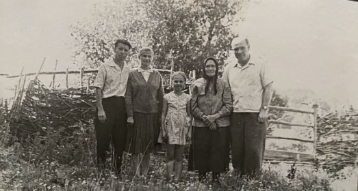 д. Завалово. Неизвестный, Шура (дво/троюродная сестра Анастасии Алексеевны), дочка В.В. - Ира, мама Анастасии Алексеевны - Анна Фёдоровна, Василий Васильевич.