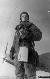 312 шап. Штурман полка майор Зырянов Александр Евгеньевич (1910-1944, погиб от прямого попадания, в самолёт, снаряда ЗА противника) на фоне штурмовика с подвешенными реактивными снарядами.