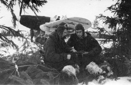 312 шап. 1941. Летчики (спр. налев.): командир звена л-нт Косенков Семен Петрович (17.09.1913-1941, пропал без вести), ст. л-нт Уваров Иван Павлович (1920-1944, KZ Dachau, расстрелян).