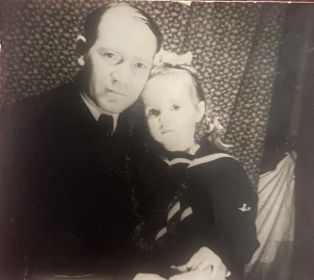 Василий Васильевич с дочкой Ирой дома, 1958 год.