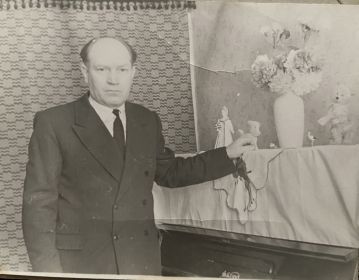 Василий Васильевич дома у пианино, подаренном дочке Ире.