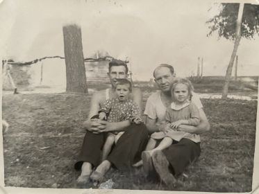 д.Завалово Тульской области 1959 г. Василий Васильевич держит на коленках дочку Иру. Рядом - другой Василий Васильевич, муж сестры Анастасии Алексеевны - Анны, со своей младшей дочкой Верой.