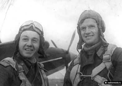 312 шап. Справа налево: командир эскадрильи майор Зырянов Александр Евгеньевич (1910-1944), ГСС ст. лейтенант Ступишин Михаил Протасович (1916-1946, уволен в запас).