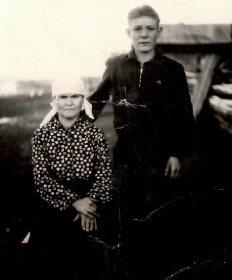 Жена Прасковья Лазаревна и сын Георгий