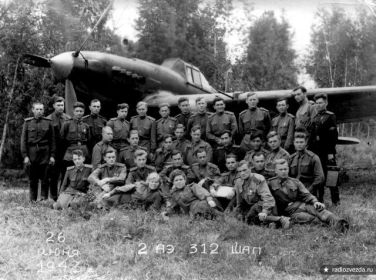 312 шап. 26.06.1943. Личный состав 2 авиационной эскадрильи, на фоне одноместного Ил-2 (кок винта - желтого цвета).
