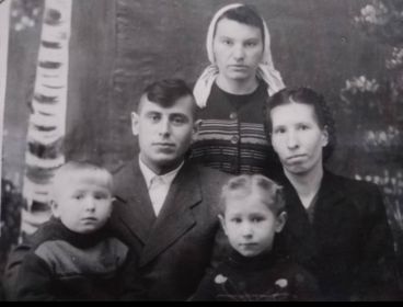 Андрей Ильич, жена Елена Семеновна, сын Владимир, дочь Людмила