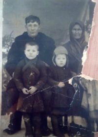 1926 г. Внизу справа Анна Владимировна, дядя Степан (брат отца), его сын и мать