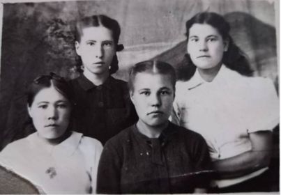 Елена Семеновна (вверху слева)