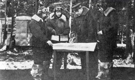 Слева-направо: Погорелов В.В., Шаповалов П.В, комполка Мартьянов Г.А., Глебов М.М.