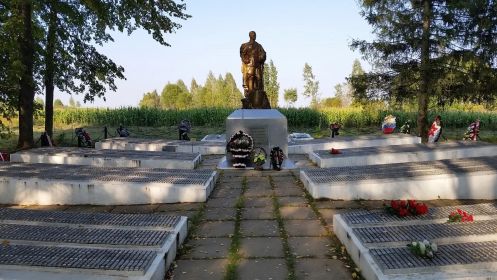 Захоронение: РОССИЯ: Смоленская область, Ярцевский муниципальный район, Петровское сельское поселение, деревня Петрово.