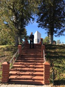 Сын Семена Ивановича Тюрина - Виктор Семенович на братской могиле в п. Юбилейный 30.09.2025 бойцов, погибших у д. Мызги