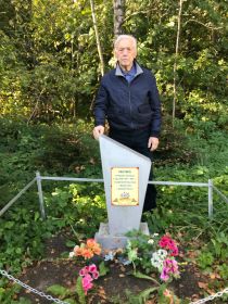 Сын Семена Ивановича Тюрина - Виктор Семенович Тюрин в д. Мызги 30.09.2025 у обелиска бойцам, погибшим у д. Мызги.