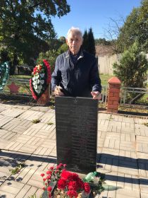 Сын Семена Ивановича Тюрина - Виктор Семенович на братской могиле в п. Юбилейный 30.09.2025 бойцов, погибших у д. Мызги