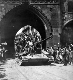 1945 год. Прага. Тауснев Филипп Родионович, 1925 г. р. (стоит слева в шлеме). В/ч 6 гв мк 4 ТА.