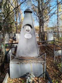 памятник на старом кладбище в поселке Верх-Нейвинский