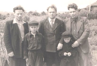 Братья Калачевы: Николай Яковлевич; Иван Яковлевич; Трофим Яковлевич и его дети: Александр и Владимир. 1955 год.