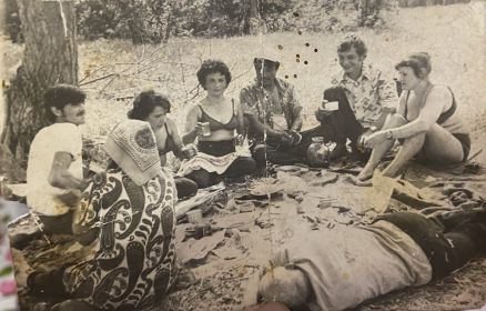 Спиной сидит моя ненейка Мауа Шияпова, …, Исламова Фания Апа, …, …, Ушкина Татьяна, спиной лежит картатай мой Романов Ким Гарифович