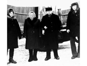 с женой и детьми- Евгенией и Петром.