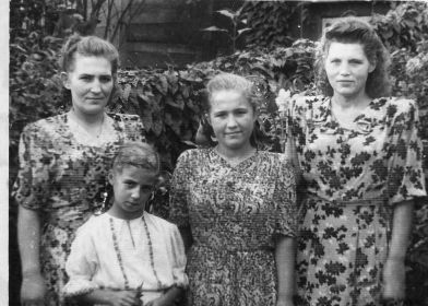 Ветеран с дочкой Аллой, сестры ветерана - Марина,Прасковья