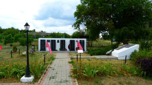 Захоронение (предположительно): РОССИЯ: Южный федеральный округ, Волгоградская область, Клетский район, хутор Верхняя Бузиновка, братское воинское захоронение.