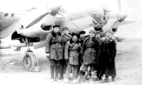 У самолета СБ. Аэродром Абинская. зима 1941г.-весна 1942г.