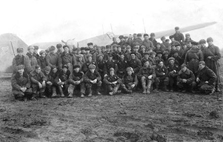 На фоне самолета ДБ-3