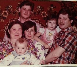 Салия апа с сыновьями : Рустам с семьей ( жена Рузалия, дочери Лилия и Юлия)и Марс.