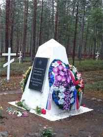 Мемориальный камень на кладбище лагеря Айос. На месте захоронения также установлена ​​мемориальная доска с именами погибших