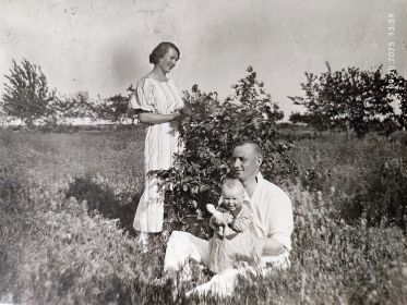 Ковылин И А с женой и дочерью. Фото до войны. (Из архива правнучки Степанян Натальи)