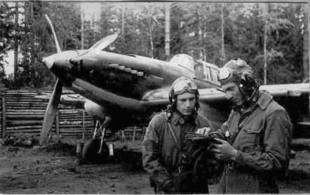 227 сбап (801 шап). 05.1943. Справа налево: экипаж: командир аэ капитан Петров Е. Н. (5.08.1911-22.03.1956, уволен в запас) и возд. стрелок с-нт Бродский Г. Ш. (1920-1973).