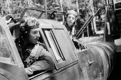 227 сбап (801 шап). 1943. Калининский фронт. Слева направо: Летчик, командир аэ капитан Петров Е. Н. (5.08.1911-22.03.1956, уволен в запас) и возд. стрелок с-нт Бродский Г. Ш. (1920-1973).