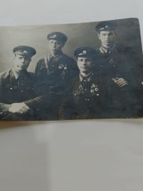 Павел до войны в пожарно-технической школе( первый ряд, первый справа)