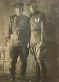 Л.С.Пироженко (справа) с боевым товарищем