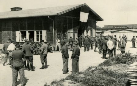 Stalag VII B Мемминген (Memmingen). Военнопленные перед бараком Шталага VII Б” (фото из частного фотоальбома).