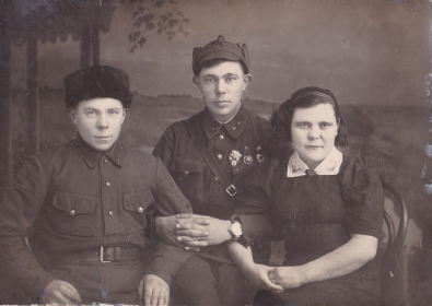 Фото 1939 года. На фото Притупов Виктор Г. участник войны, старший брат Иван Григорьевич(погиб на войне с Финляндией,  Валентина Г.  в дальнейшем военфельдшер санитарного поезда.