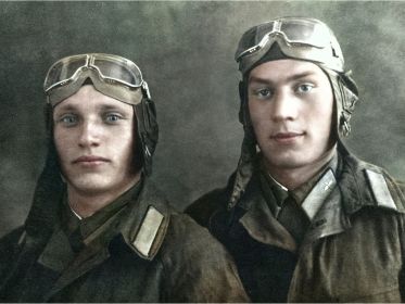 фотография из архива родственников Евстафьева Петра Андреевича (на фото слева).