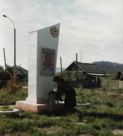 Памятник  воинам-односельчанам, павшим в сражениях Великой Отечественной войны. 1980-е г.г. Село Тесь