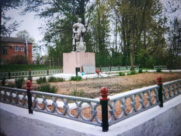 Братская могила №4 в центре д. Шеровичи с.п. Чистиковское Руднянского района Смоленской области. Памятник.